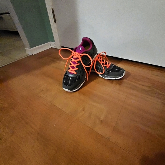 Under Armour runners size 7.5 - Picture 1 of 5